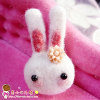 【恋心手作】羊毛毡成品 树脂花朵 萌系粉红脸白色长耳小兔子胸针