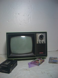 9英寸黑白电视机 老式旧老电视机 黑白的