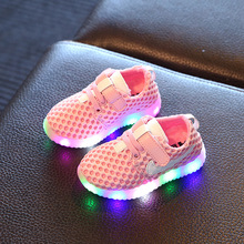 秋季宝宝鞋子0-1-2-3岁婴儿运动鞋软底男女童休闲网鞋儿童发光鞋