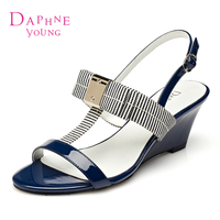 Daphne/达芙妮2015专柜女鞋 时尚T型撞色扣带坡跟凉鞋1515303035