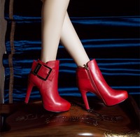 秋冬新款中筒马丁靴高跟细跟女鞋红色时尚靴皮带扣侧拉链真皮靴